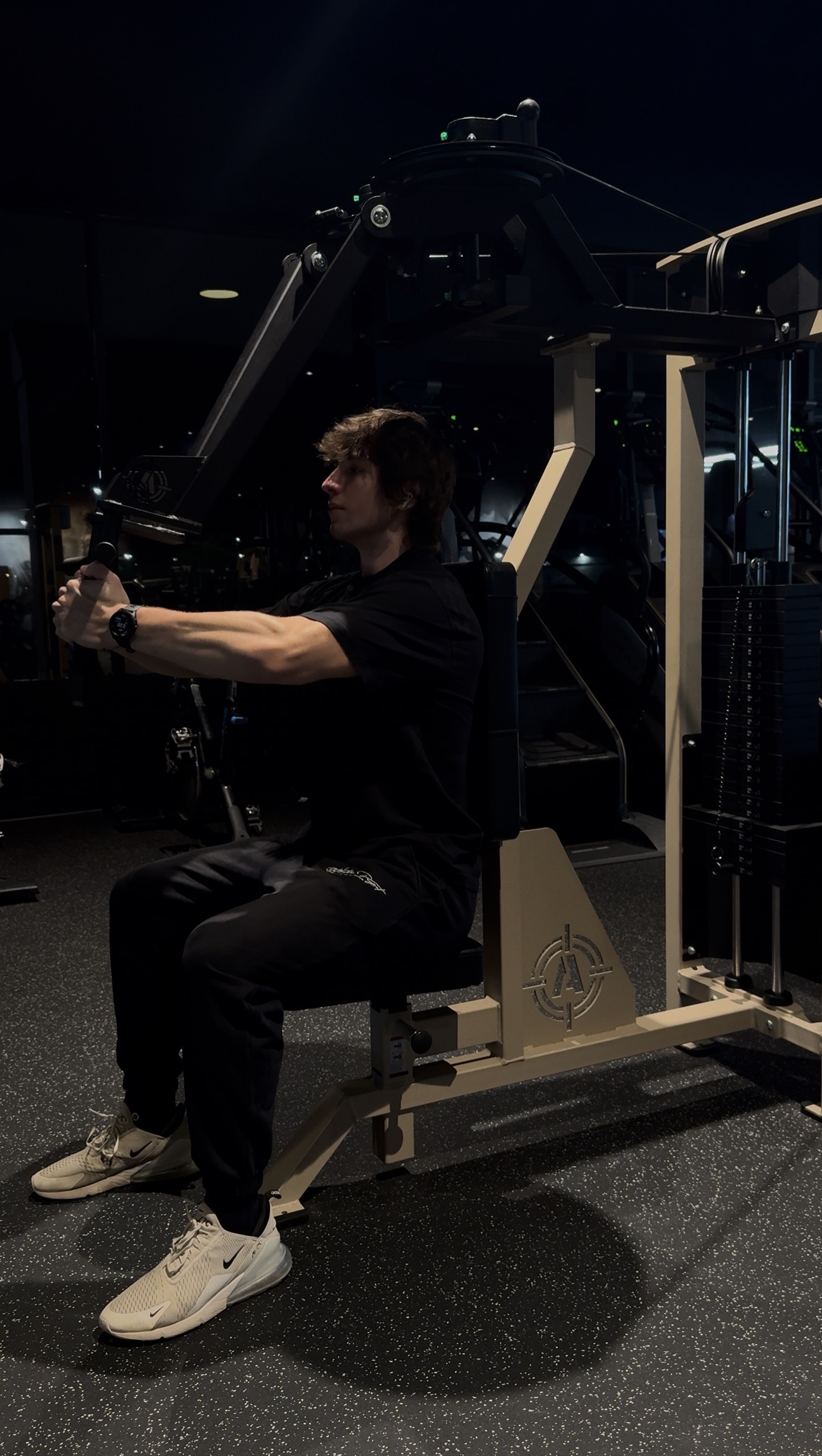 Chest press machine training photo